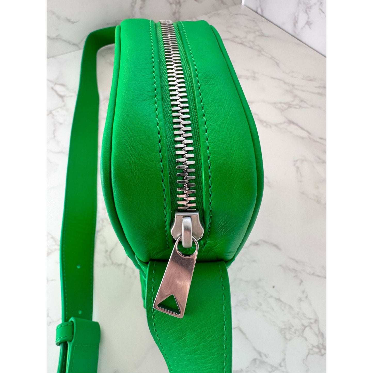 Bottega Veneta Intrecciato woven leather phone pouch in parakeet green!