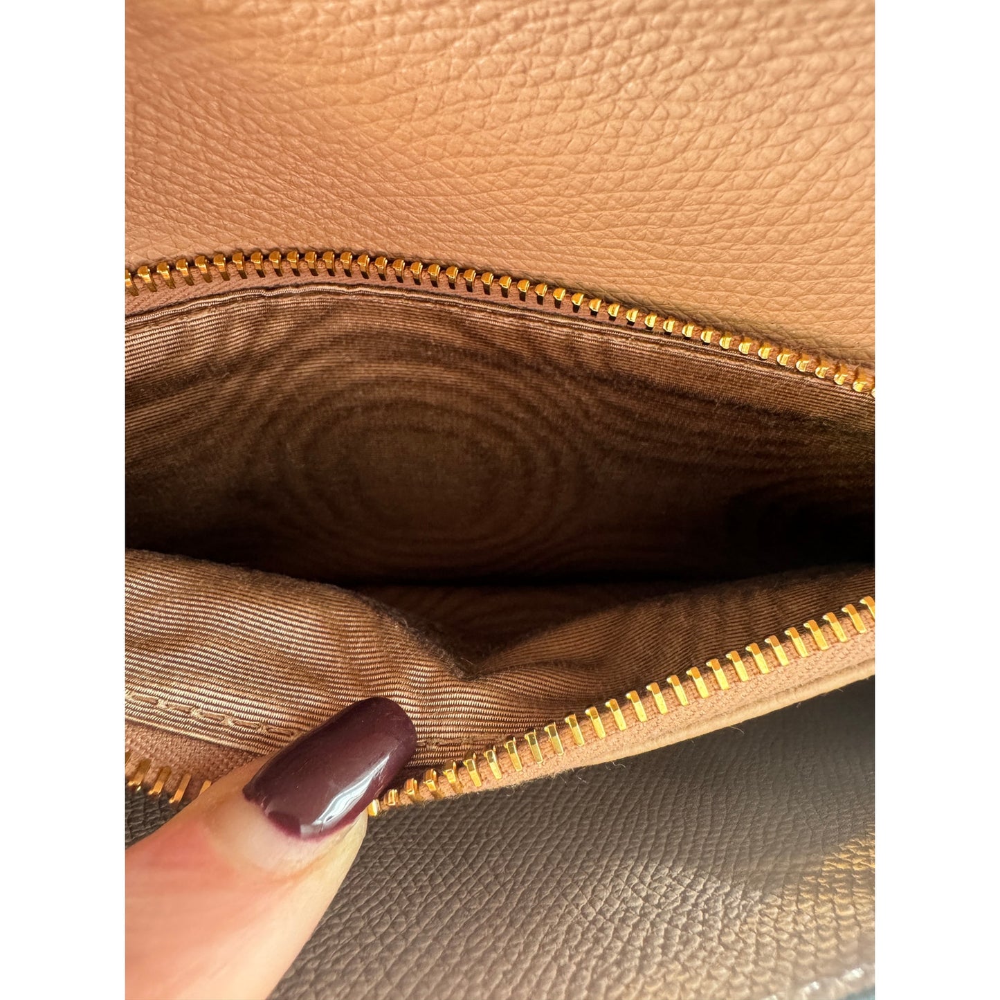 Valentino Garavani Vlogo Wallet on Chain