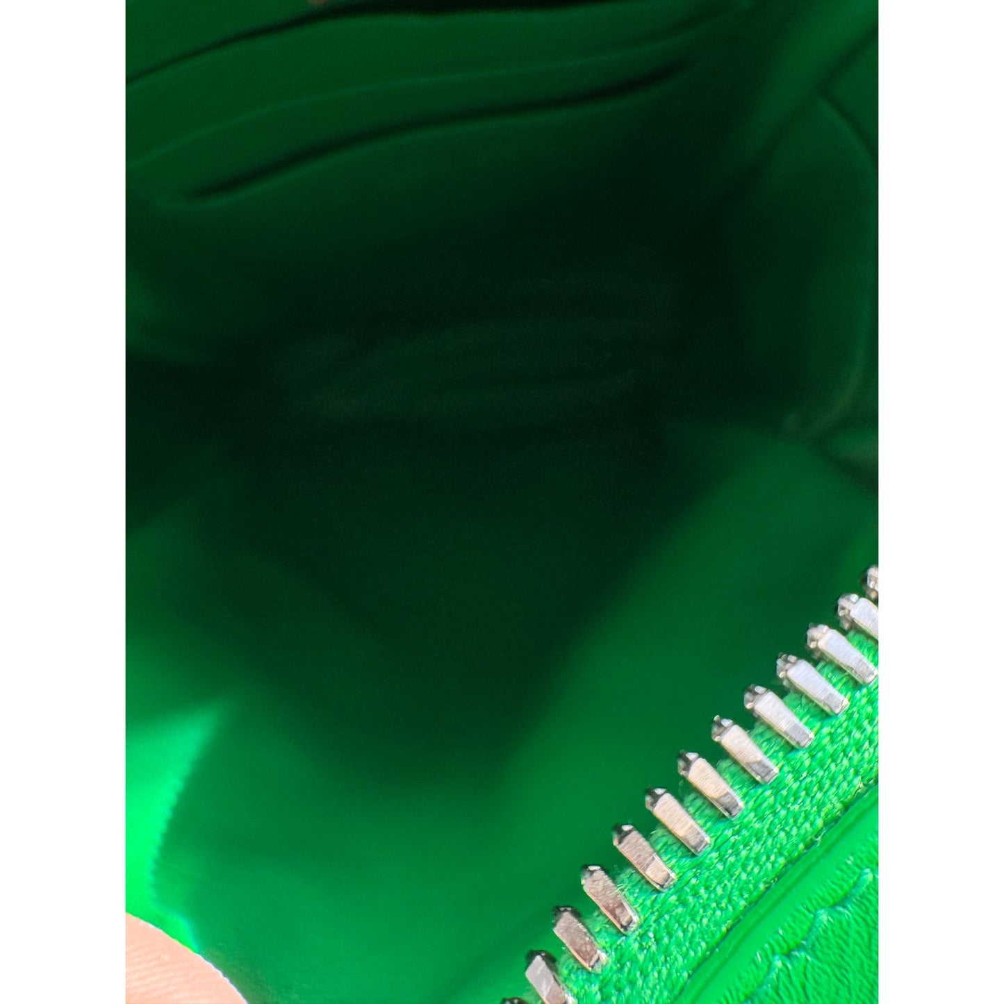 Bottega Veneta Intrecciato woven leather phone pouch in parakeet green!
