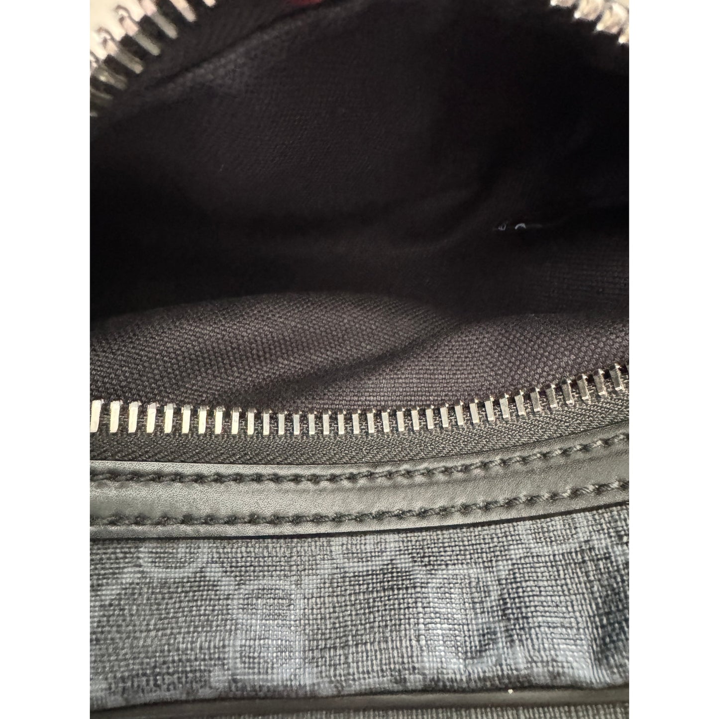 Gucci GG Supreme Unisex Sling Bag in Black/Grey Monogram Leather