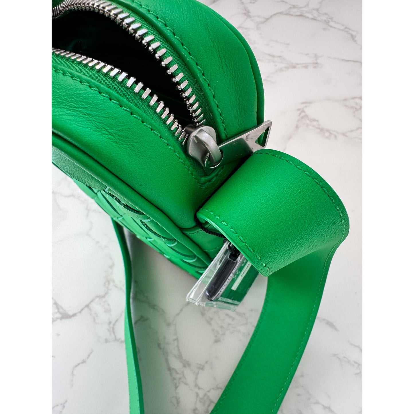 Bottega Veneta Intrecciato woven leather phone pouch in parakeet green!